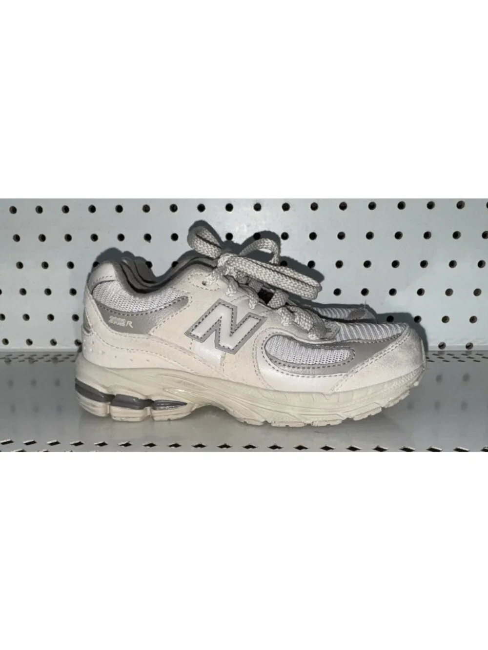 New Balance 2002R Boys Youth Suede Athletic Shoes Sneakers Size 13 Cream